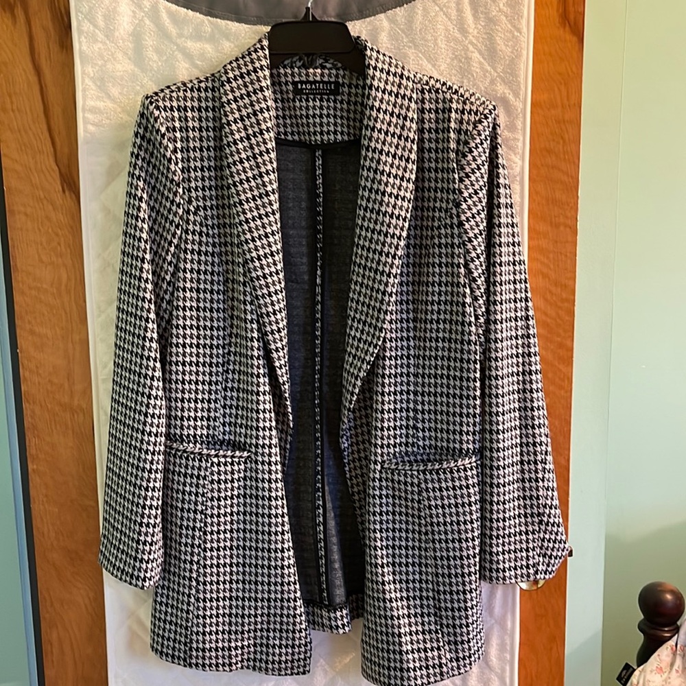 XL Blazer by BAGATELLLE black/gray cream hunts-tooth pattern.